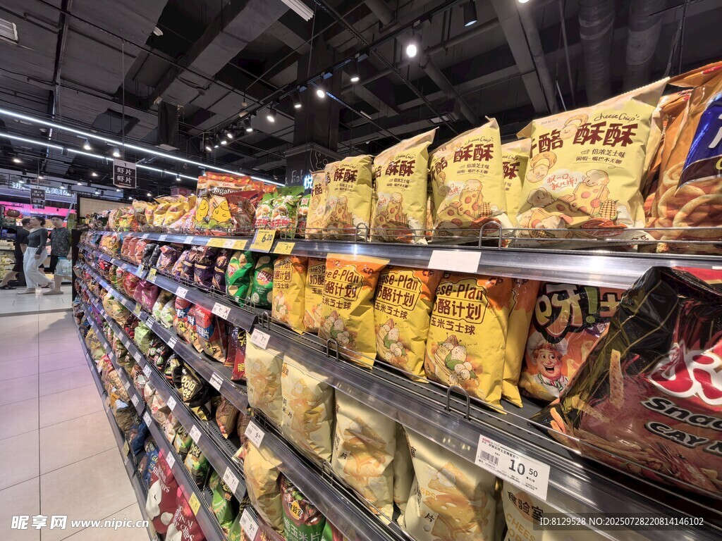 超市货架上琳琅满目的零食