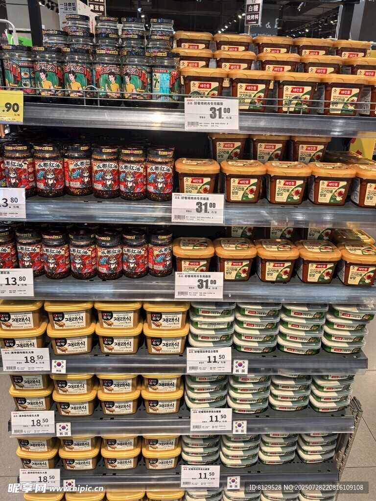 货架上琳琅满目的罐装食品