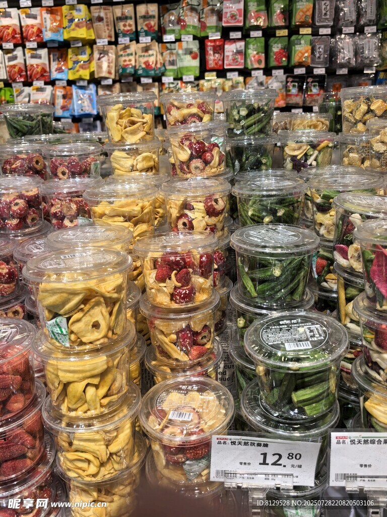 超市多彩罐装食品陈列