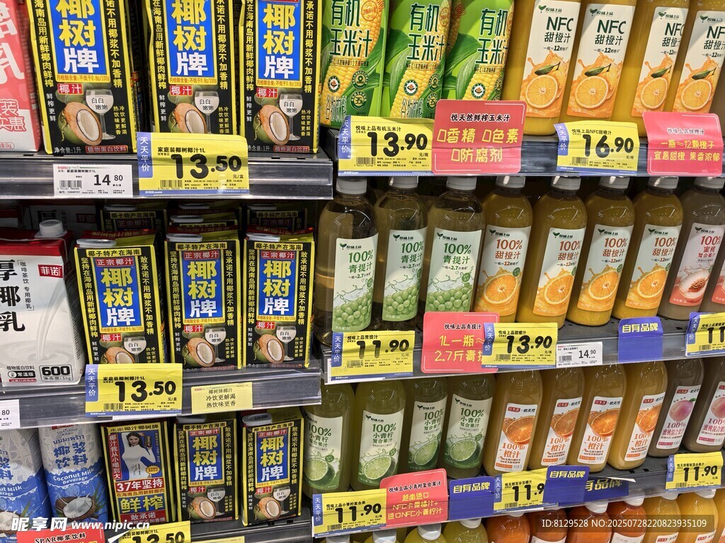 超市货架上的多样食品