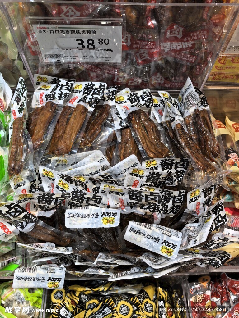 货架上的多样美味零食