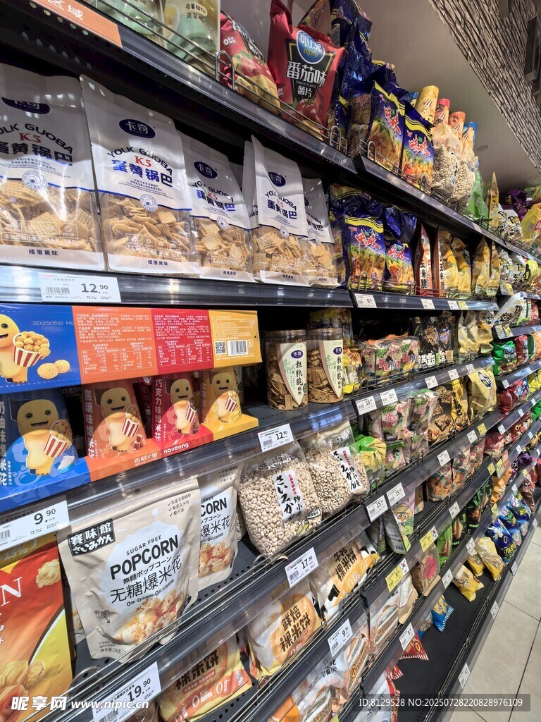 超市货架上琳琅满目的零食