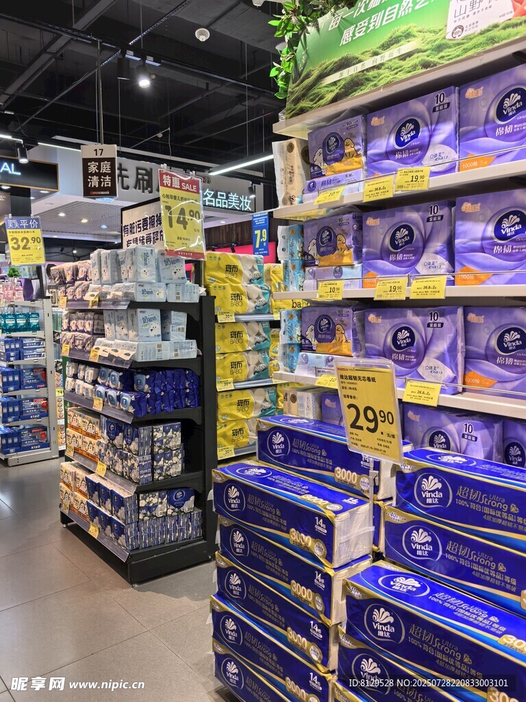 超市内琳琅满目的商品陈列