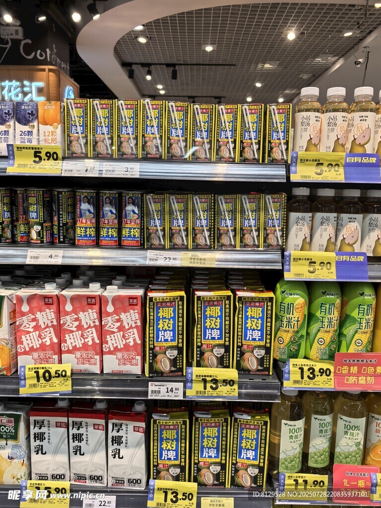 超市货架上琳琅满目的食品
