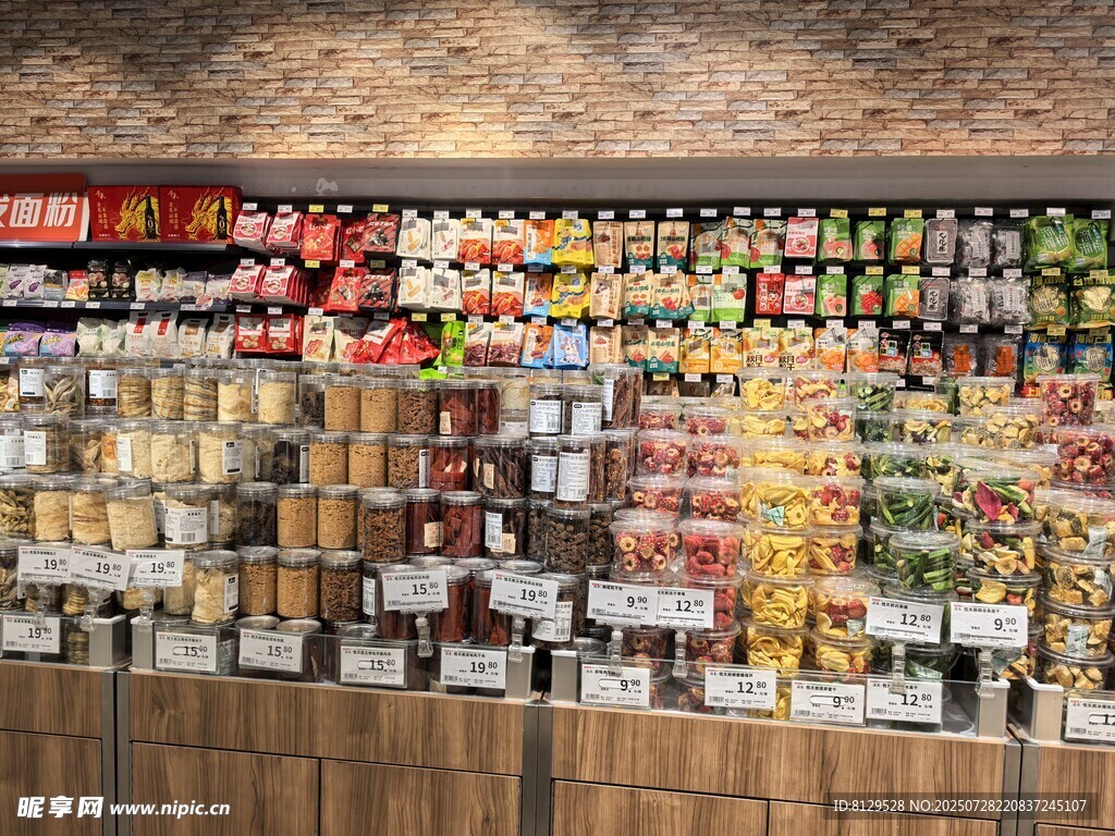 多彩零食货架展示