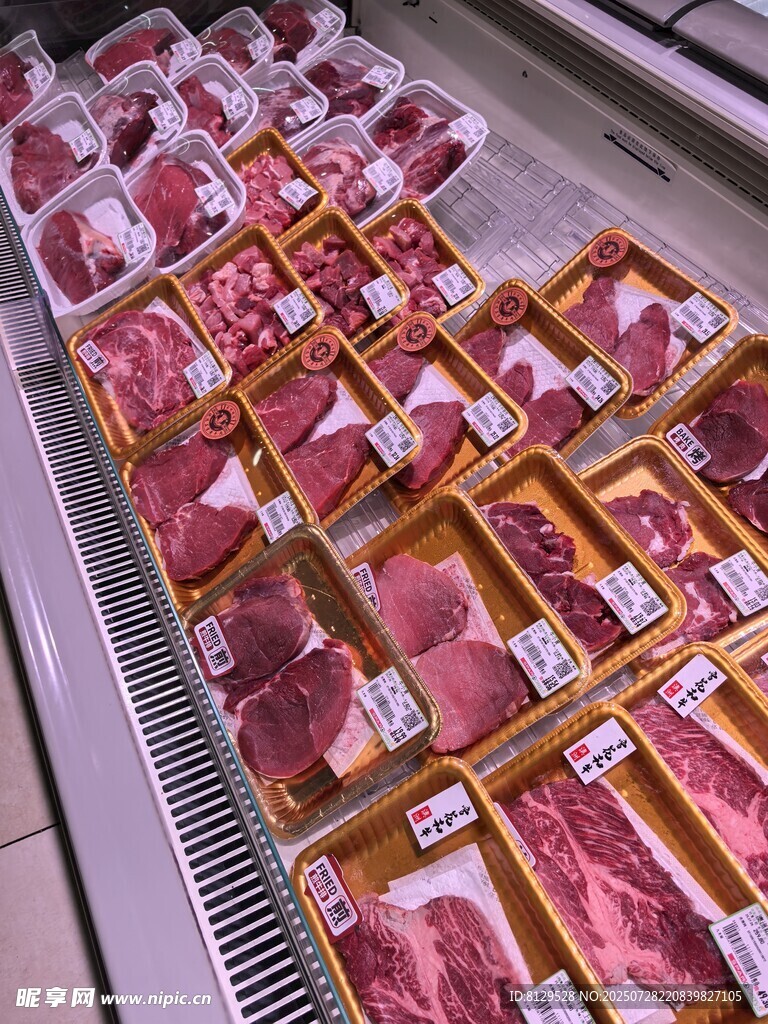 超市冷藏柜中的新鲜肉类