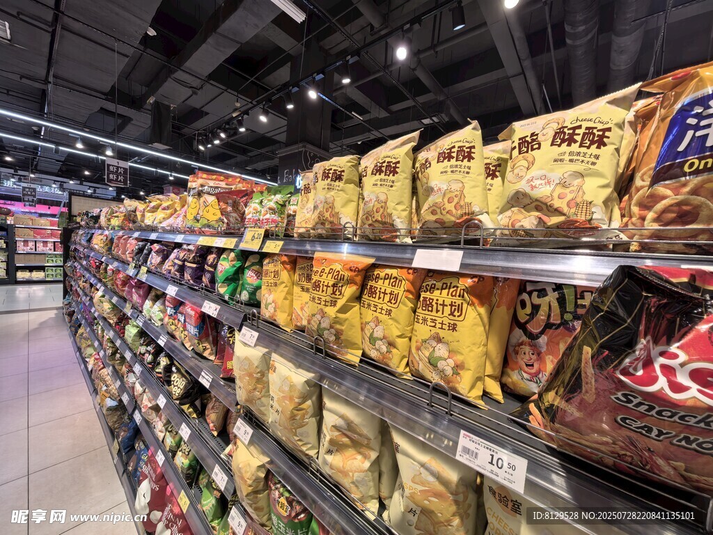 超市货架上琳琅满目的零食
