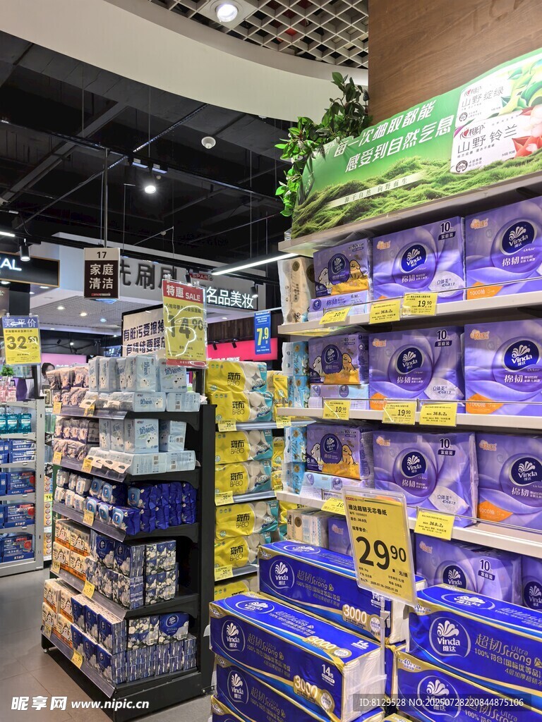 超市货架上的丰富商品