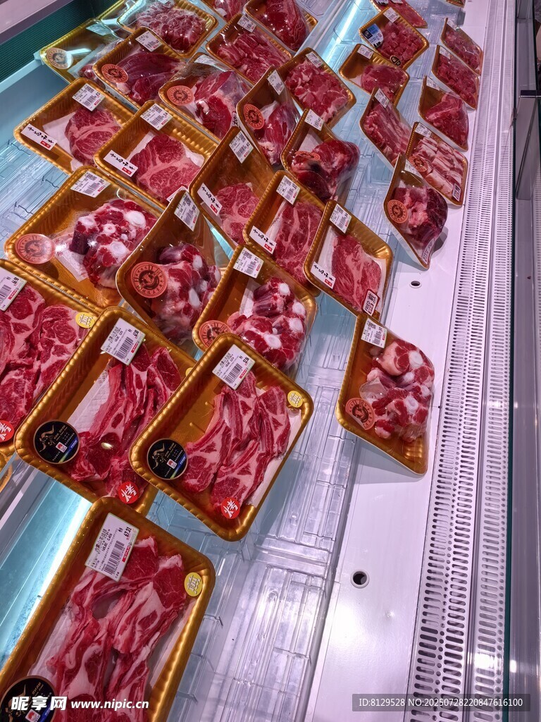 超市货架上的新鲜肉类