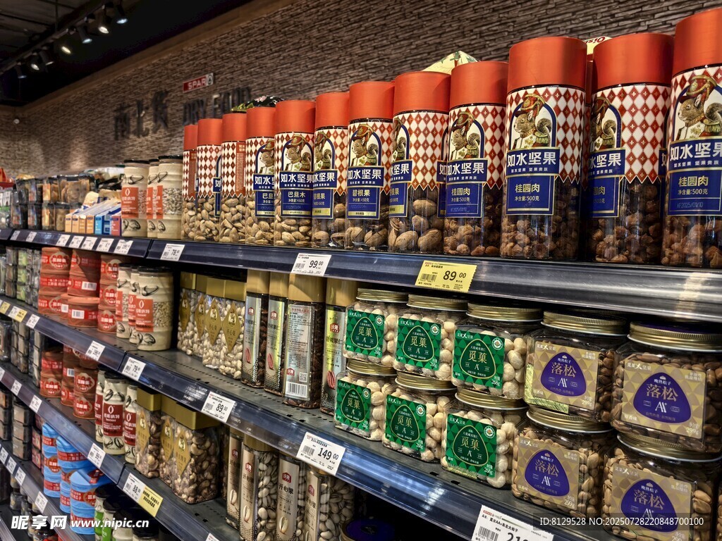 超市货架上的多样罐装食品