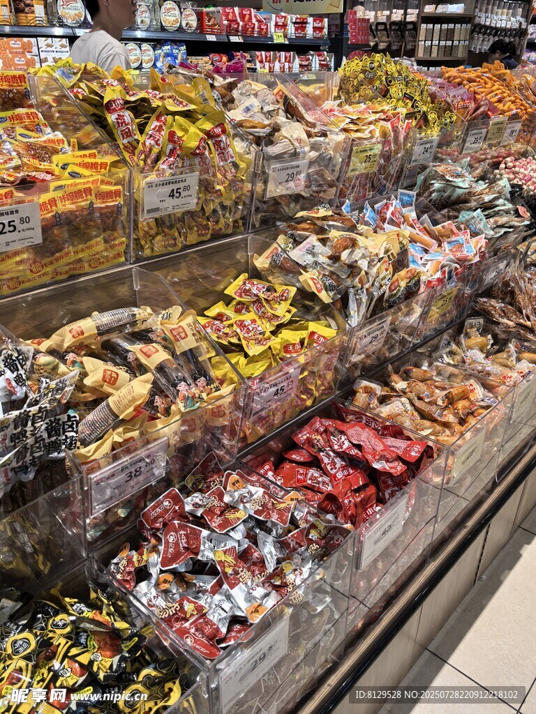 超市货架上琳琅满目的零食