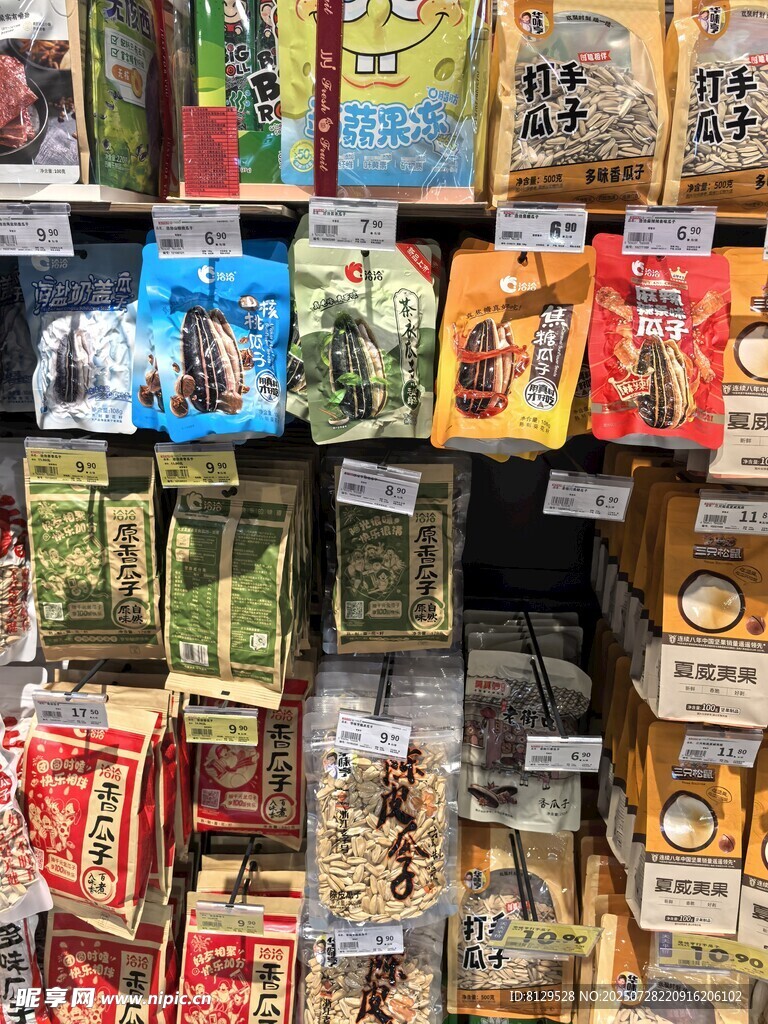 多彩零食整齐陈列