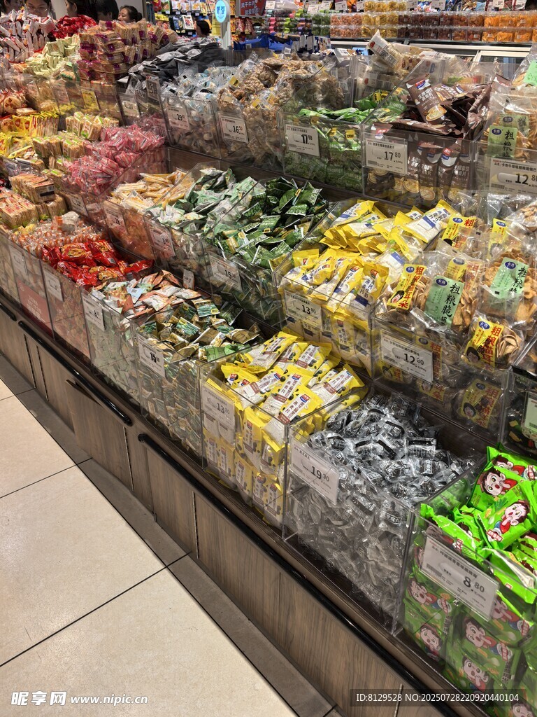超市货架上琳琅满目的零食