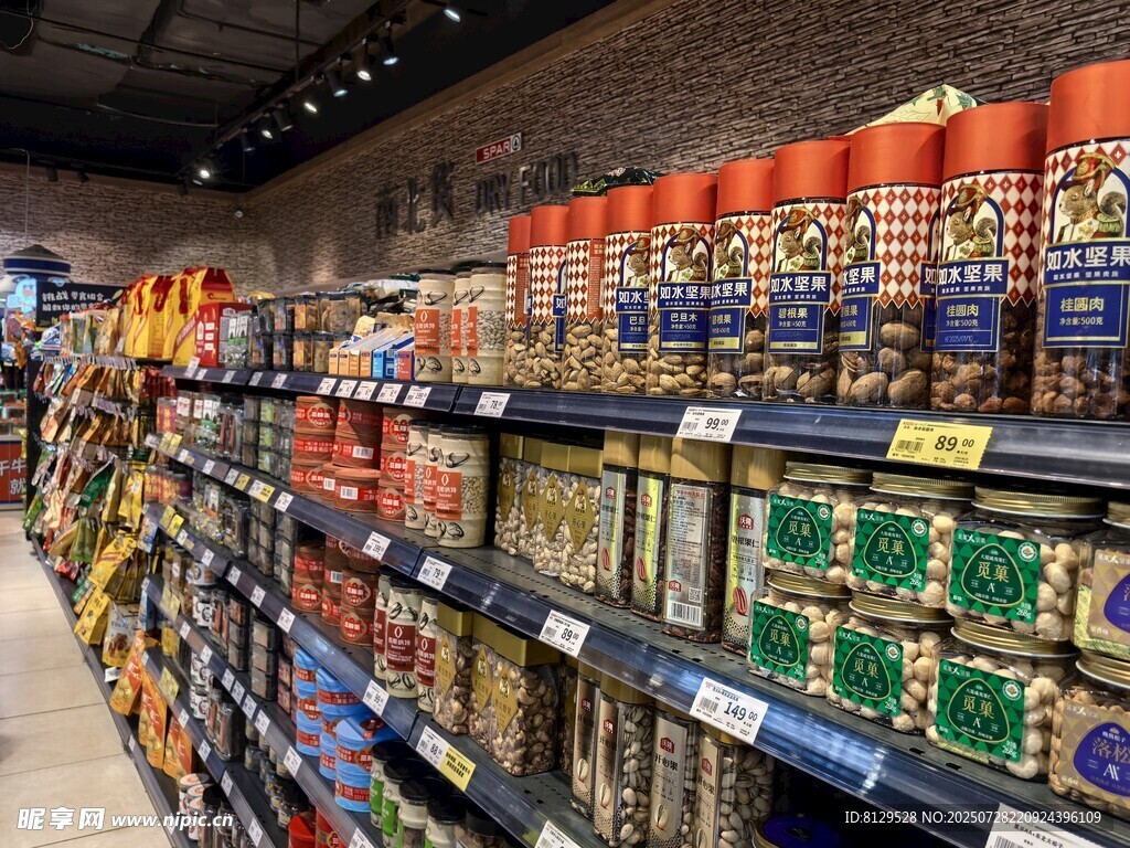 超市货架上琳琅满目的商品