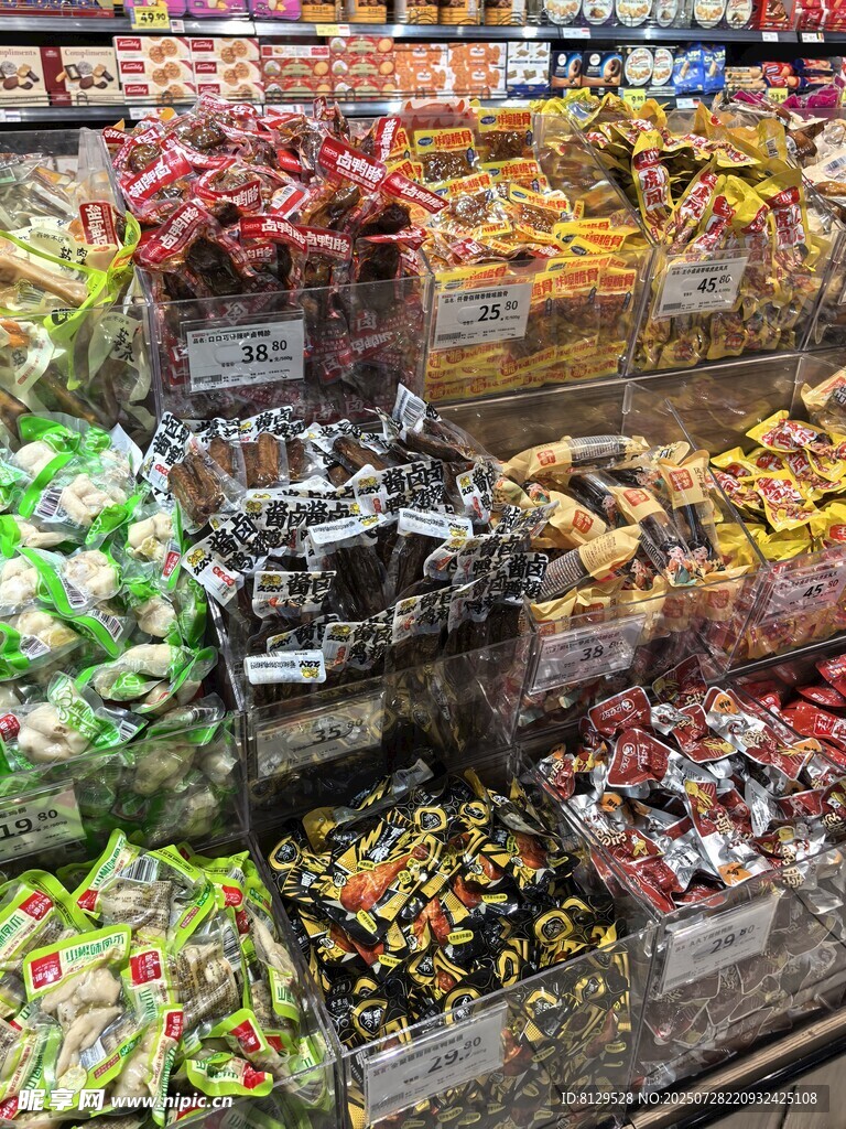 超市多彩零食货架展示