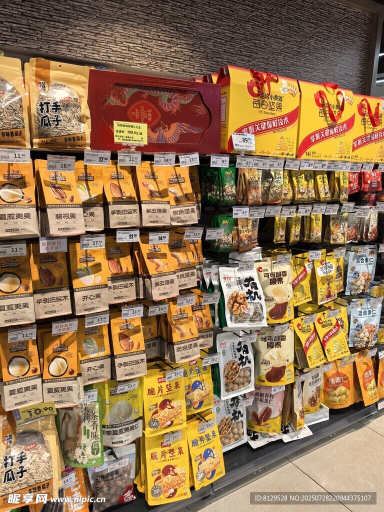 货架上琳琅满目的零食