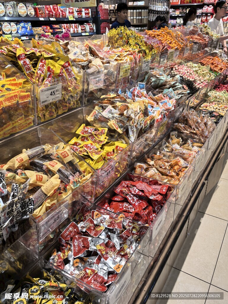 超市丰富多样的零食货架