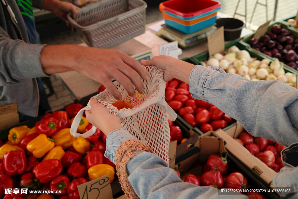 市场中交易新鲜多彩蔬果