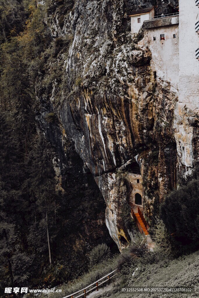 山间独特建筑景观