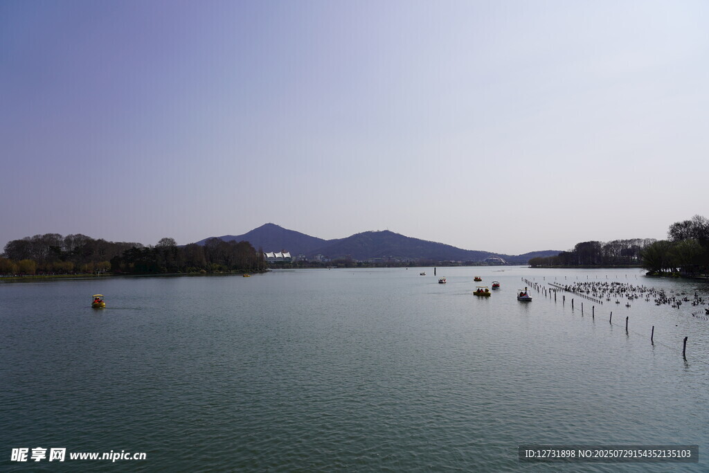 宁静湖景与远处山峦