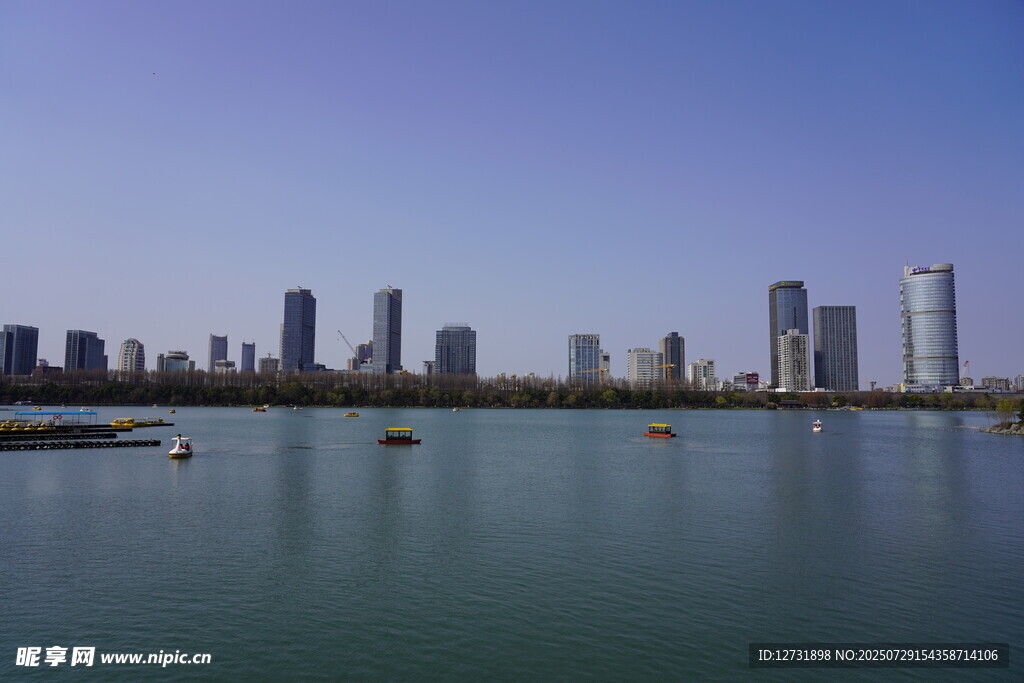 城市湖畔风光