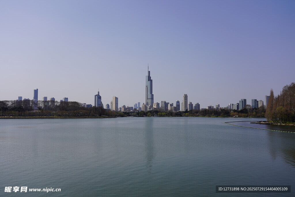 湖畔城市天际线景观