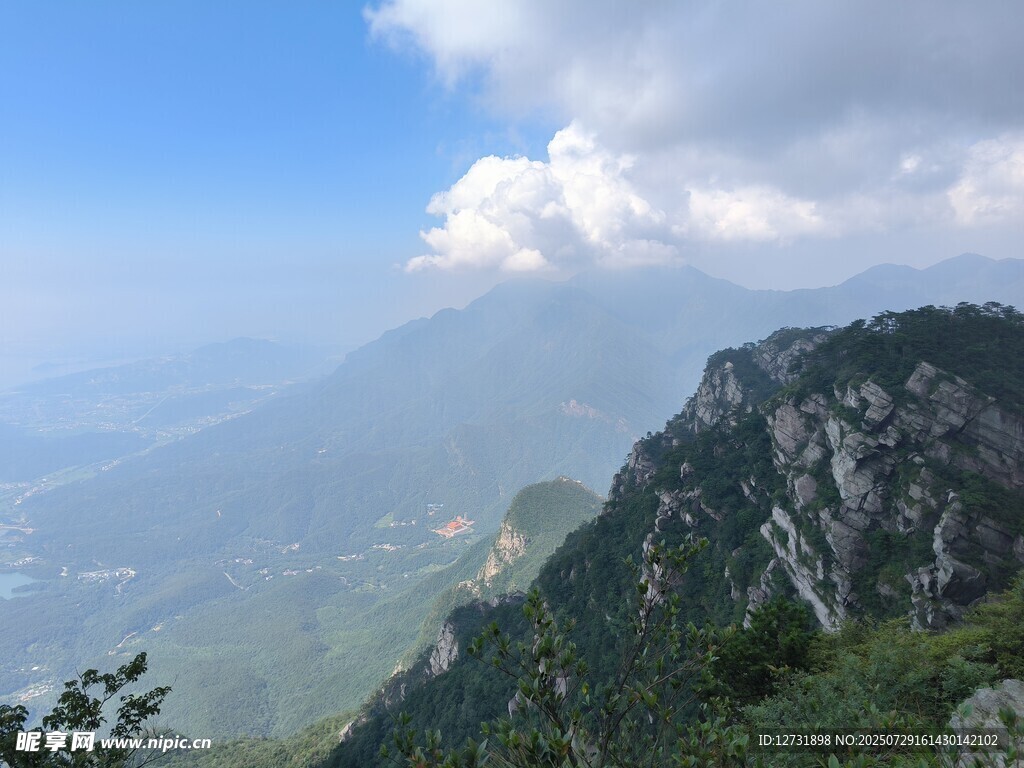 高山云海壮丽自然景观