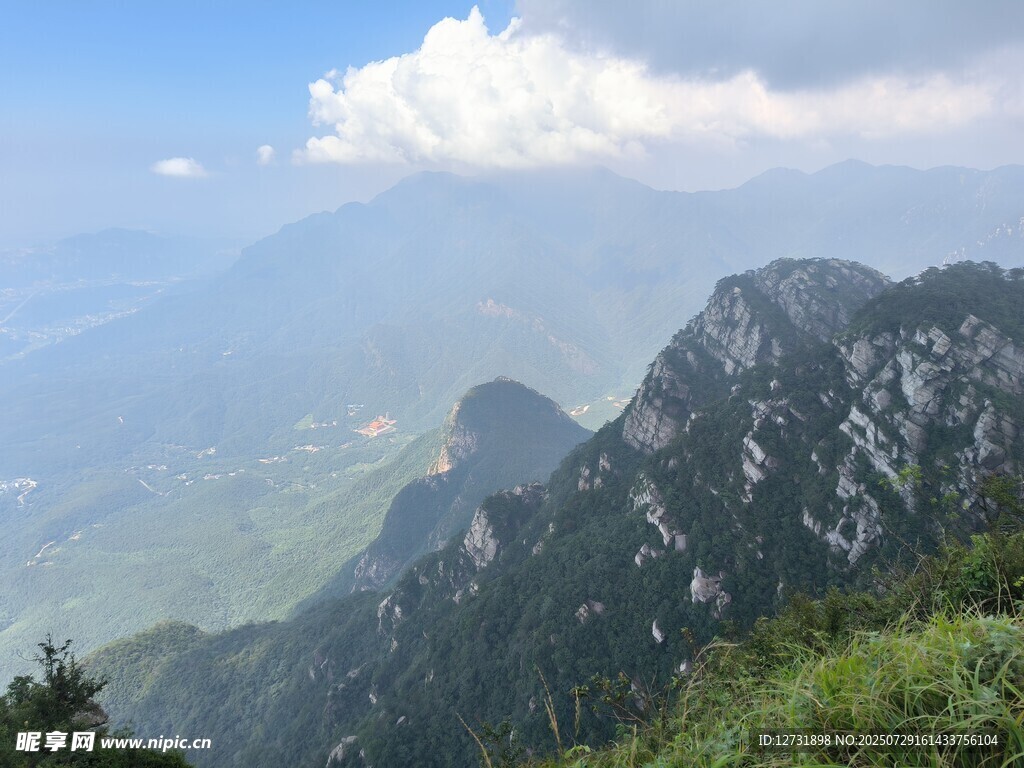 壮丽山景 云雾缭绕之峰