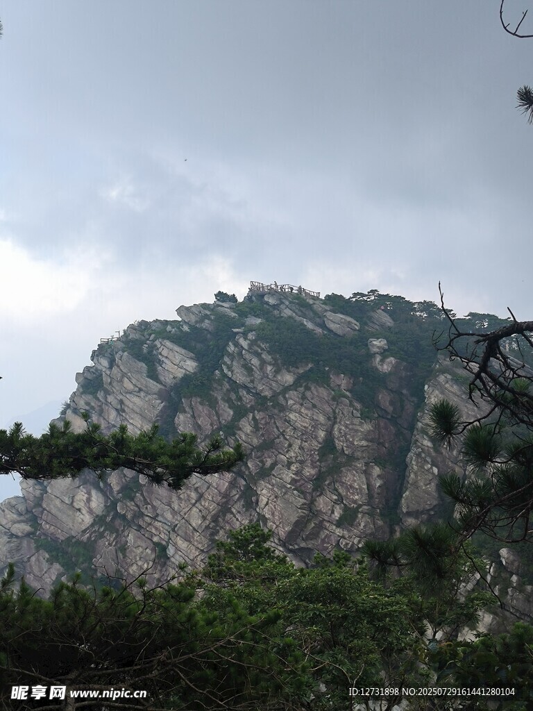 巍峨山峰与葱郁植被