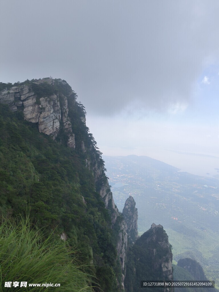 巍峨山峦云雾缭绕之景