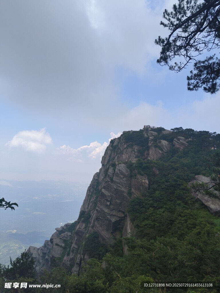 巍峨山峦与葱郁植被景观