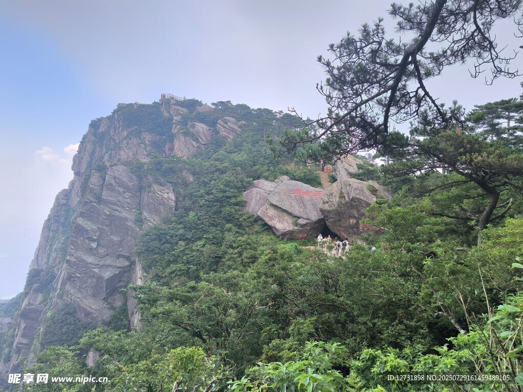 巍峨青山绿树环绕
