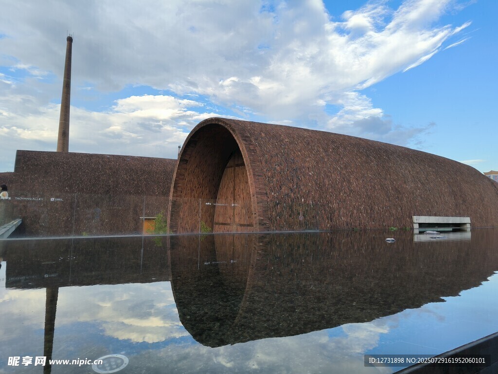 水边锈蚀建筑独特景观