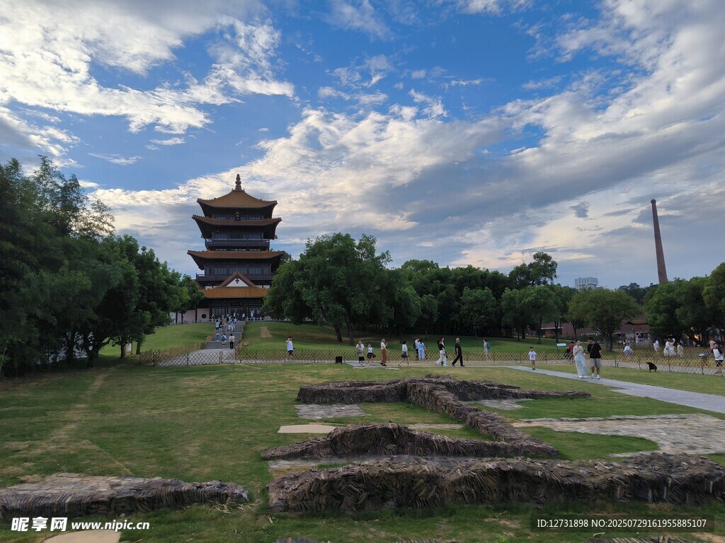 古亭立于绿意盎然之景
