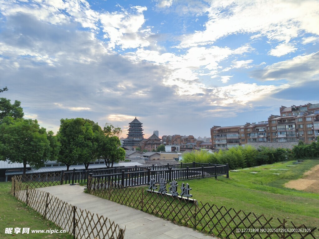 城市绿地旁的美丽景致