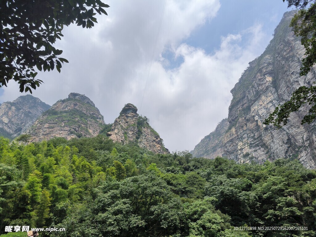 青山绿树间的壮丽山景