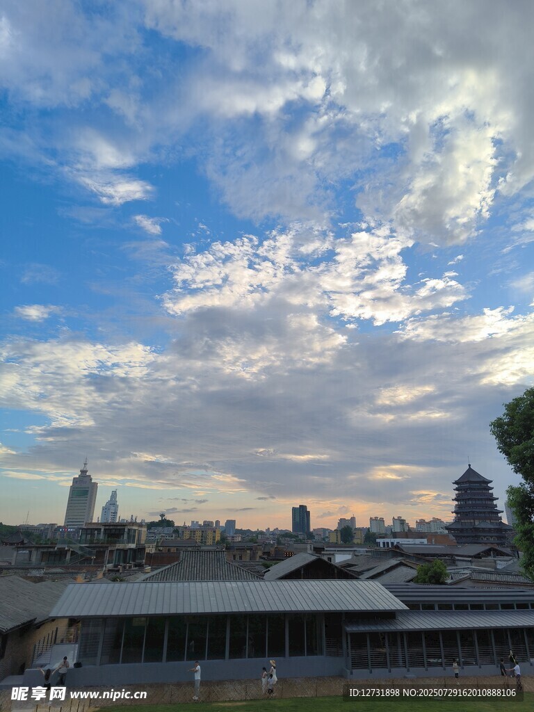 城市上空的美丽云彩