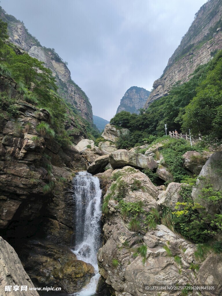山间瀑布美景