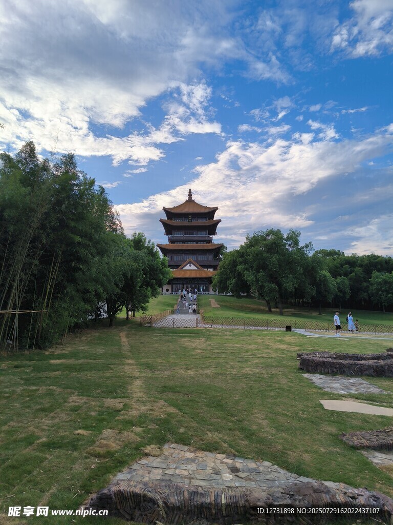 湖畔古塔映于葱郁草木间
