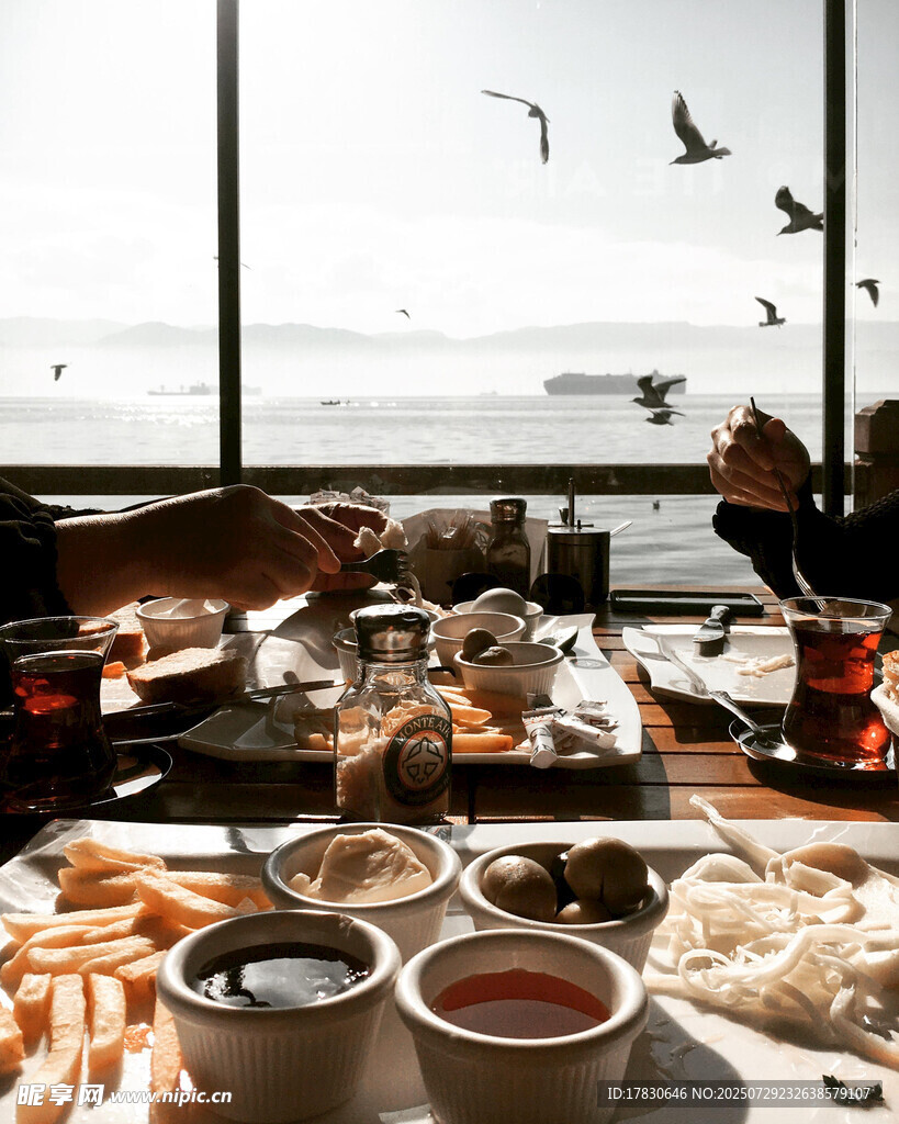 海景前的丰盛海鲜美食盛宴