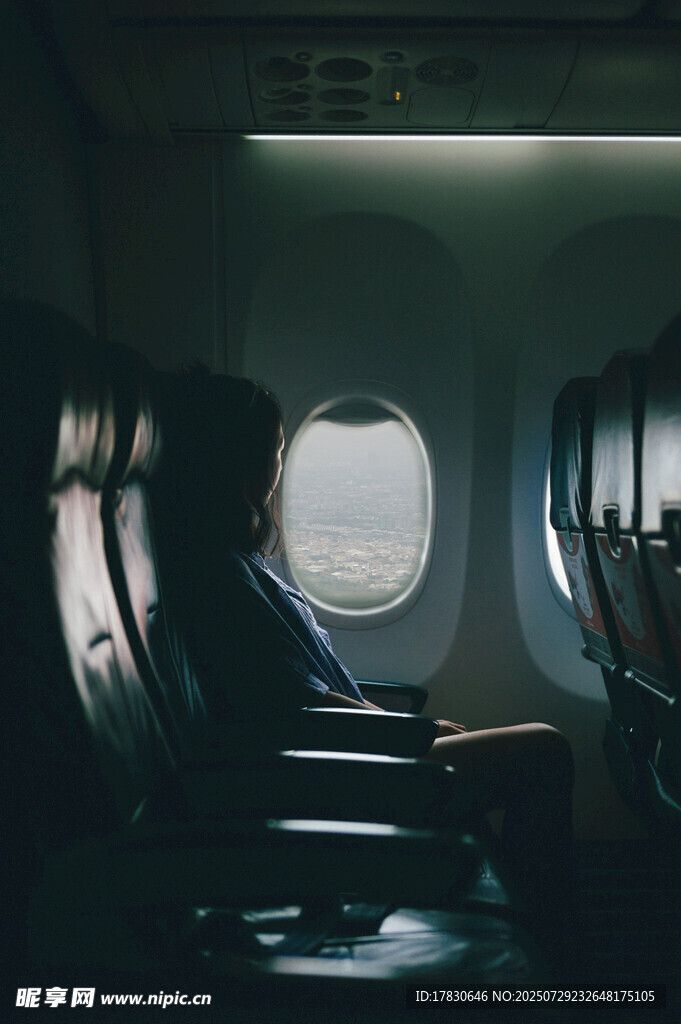 飞机内空座位与舷窗景象