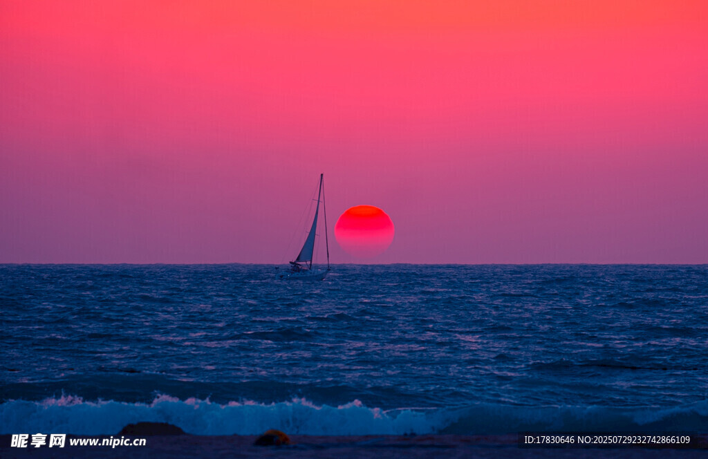 海上夕阳下的孤舟