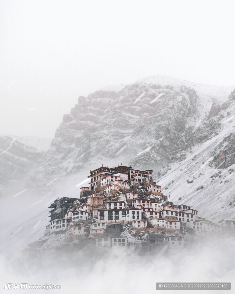 雪山云雾中的神秘建筑群