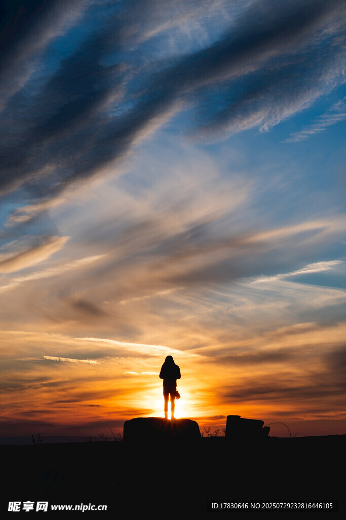 夕阳下的孤独身影