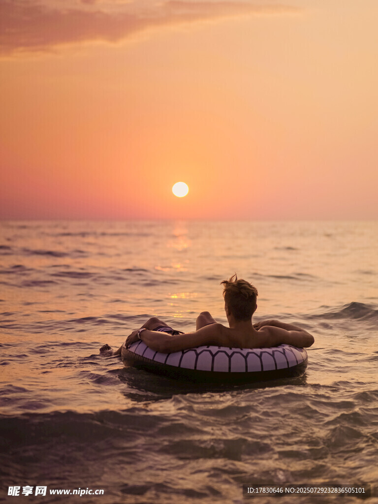 夕阳下海上漂浮的惬意时光