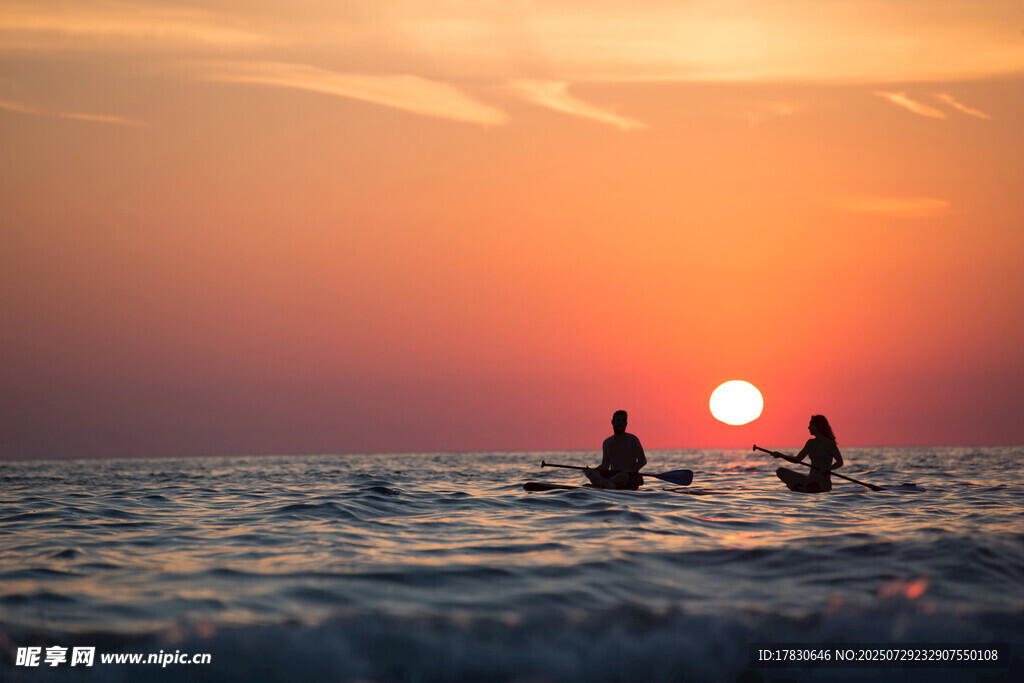 夕阳下海上的双人皮划艇