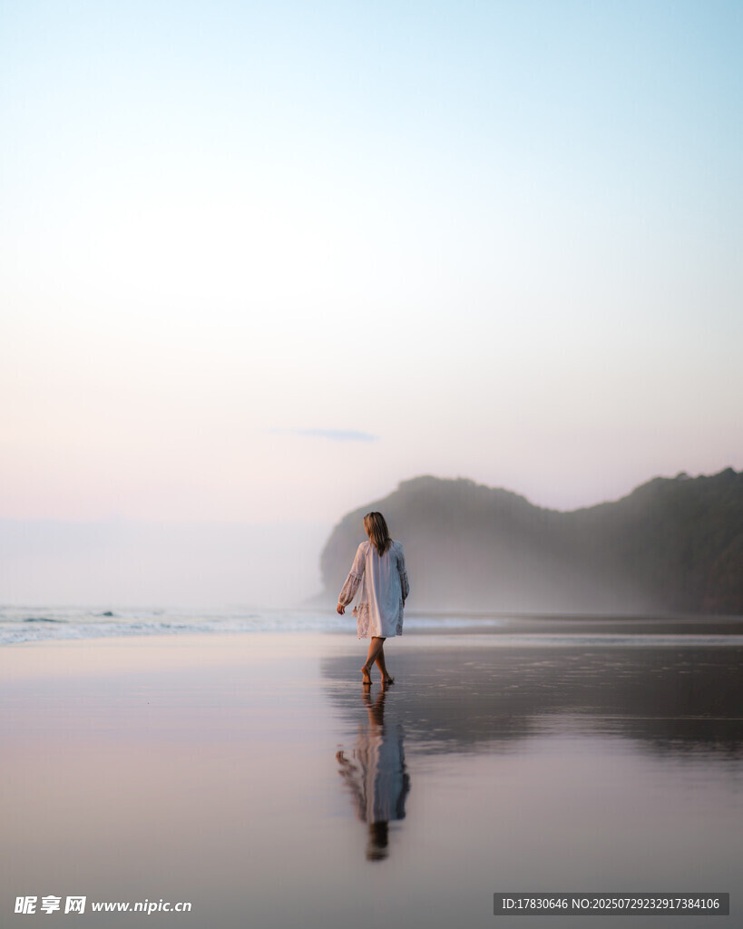 海边撑伞女子的静谧时刻