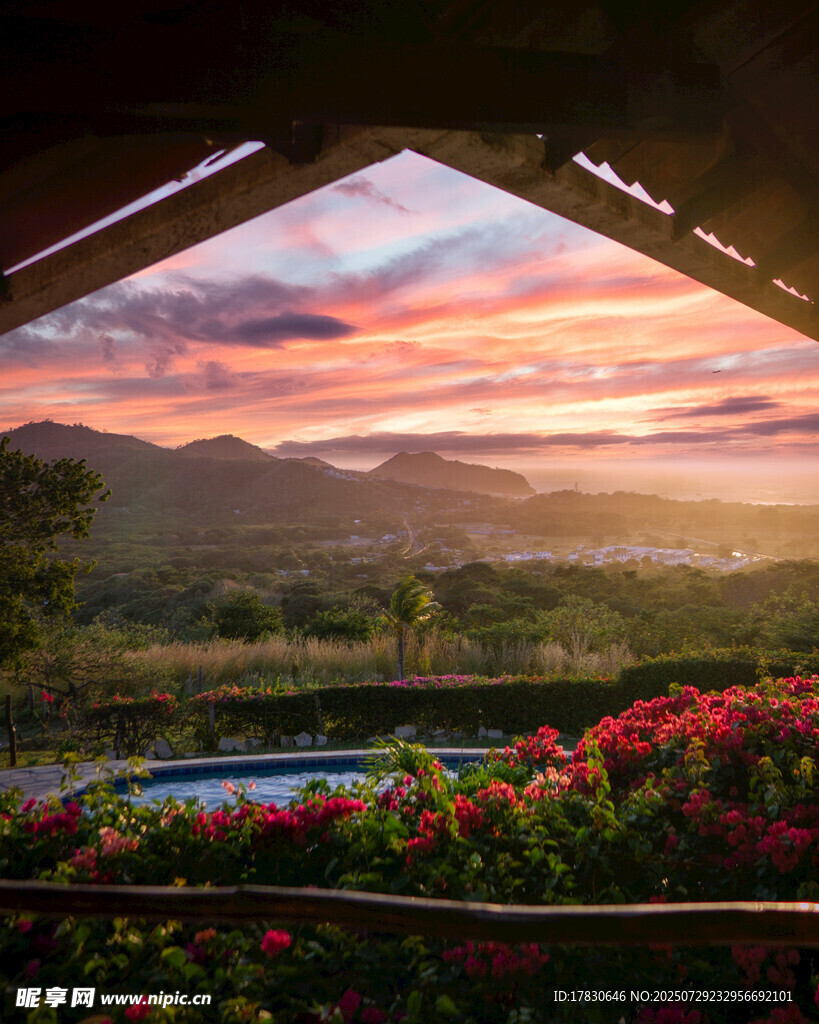 夕阳下的花园美景
