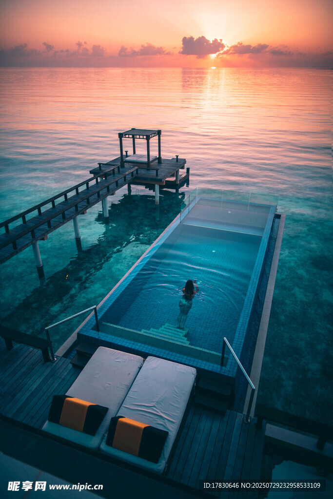 海边泳池日出美景