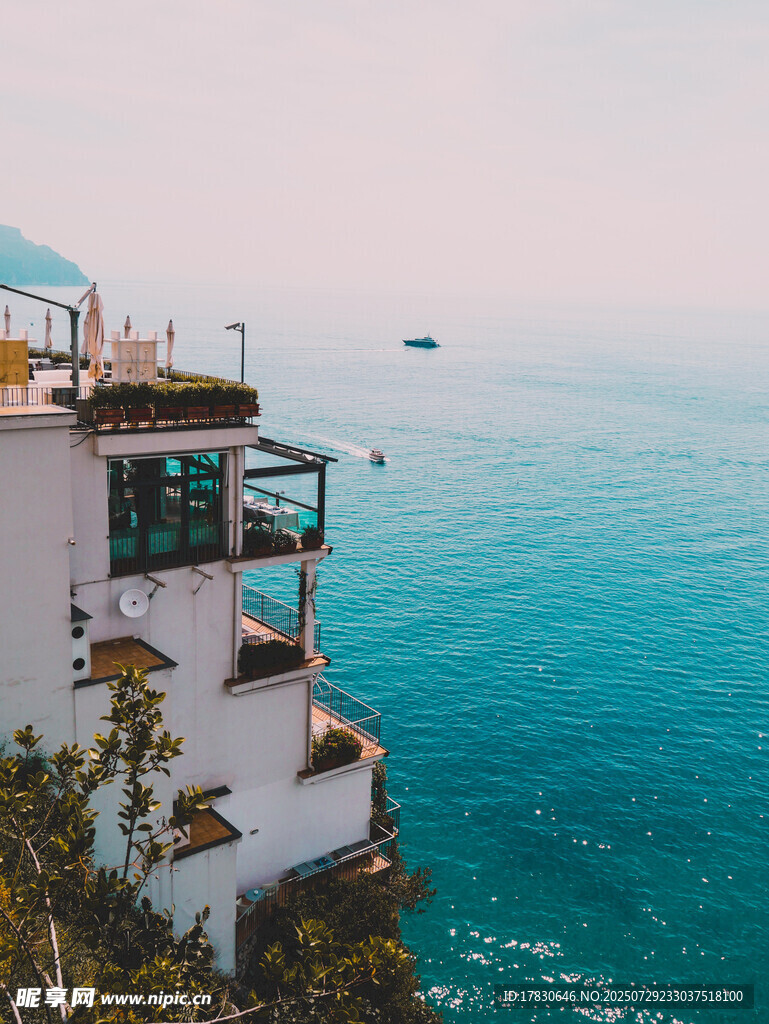 悬崖边海景小屋